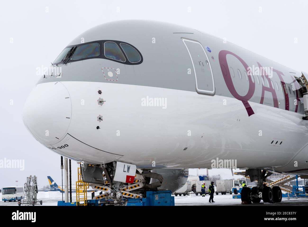 Ucraina, Kiev - 12 febbraio 2021: Aereo passeggeri Qatar Airlines A7-ALW AIRBUS A350-900. Inverno all'aeroporto. Abitacolo aereo, naso. Primo piano Foto Stock