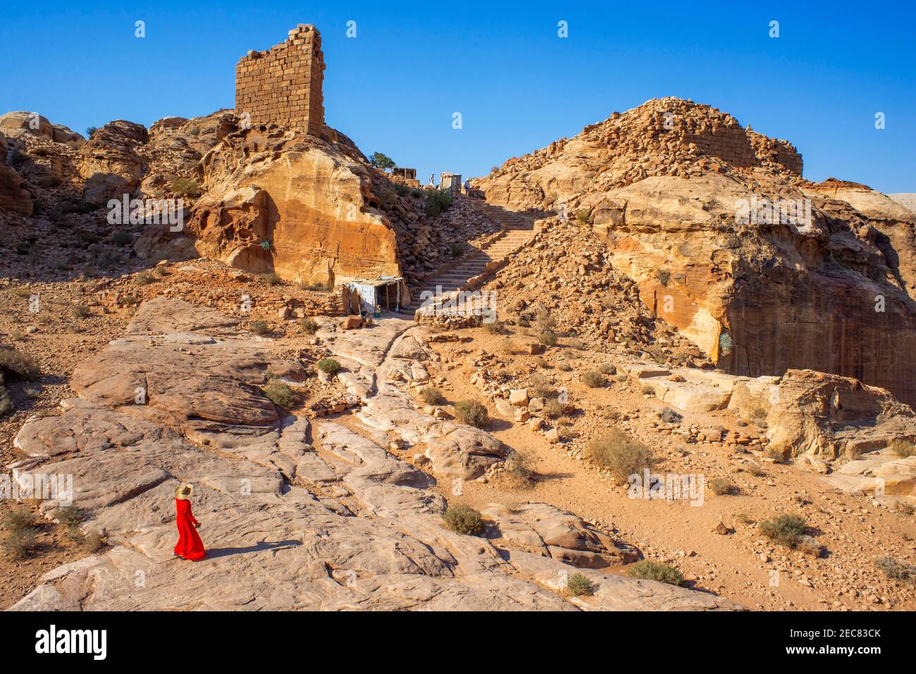 La passeggiata giù al luogo alto del sacrificio, Jabal al-Khubtha, altare sacrificale, antico luogo di culto su Petra, Giordania. Foto Stock