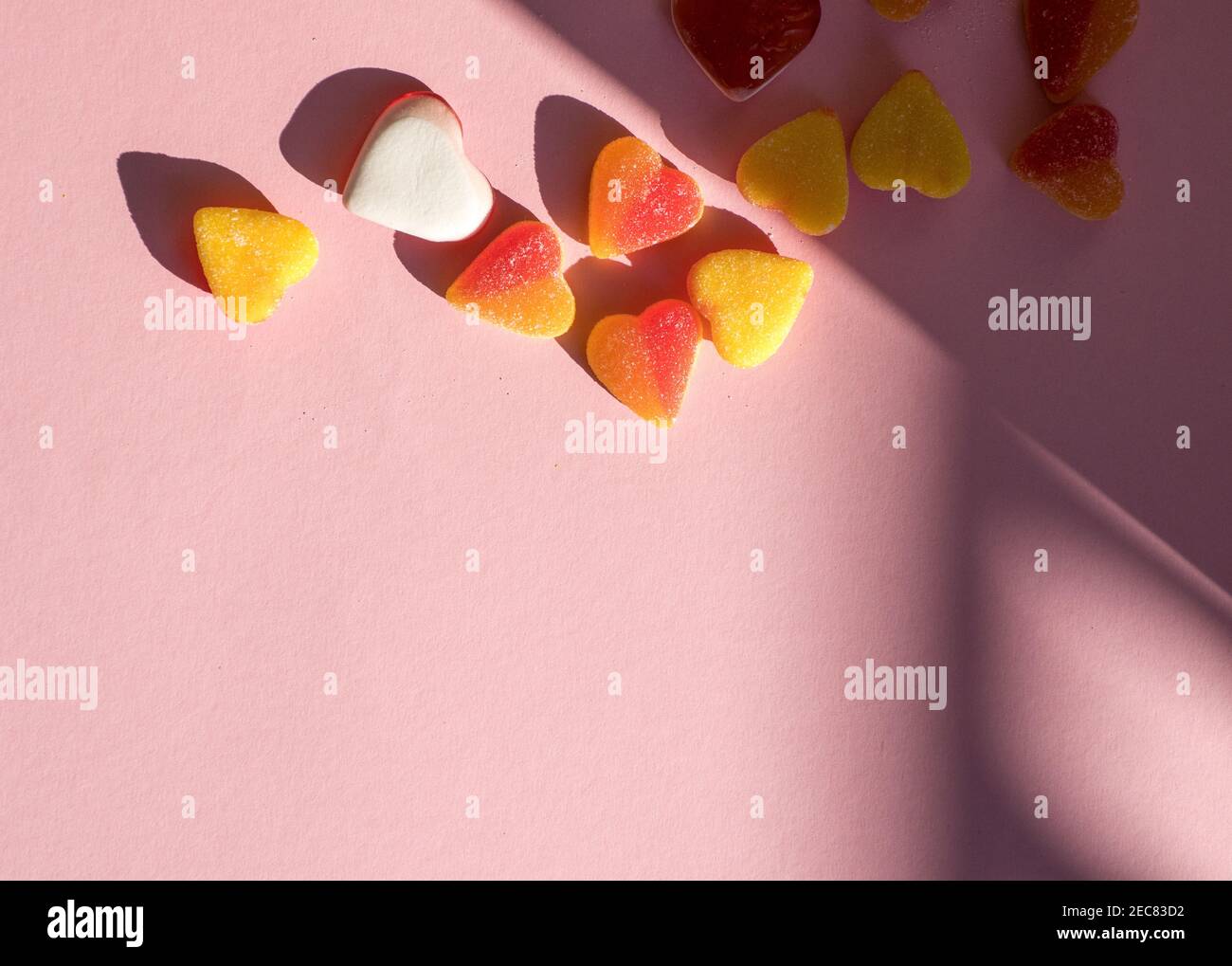 Romantico giorno di San Valentino concetto: Cuore a forma di caramella isolato su sfondo rosa con spazio per il testo Foto Stock