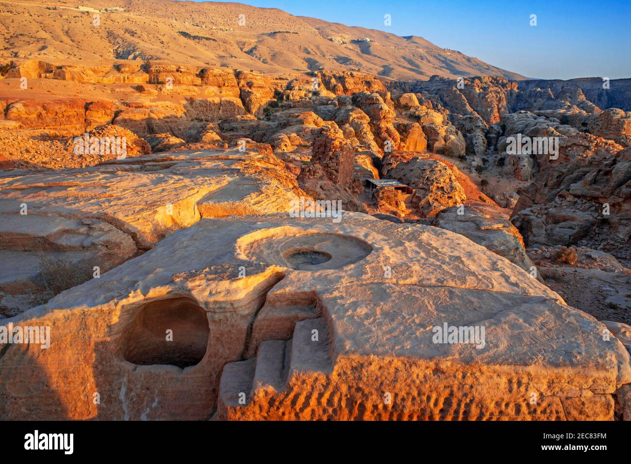 Alto luogo di sacrificio, Jabal al-Khubtha, altare sacrificale, antico luogo di culto a Petra, Giordania. Foto Stock