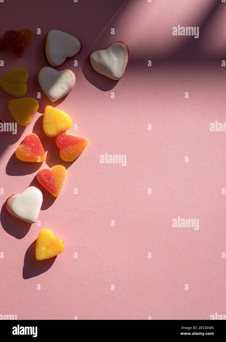 Romantico giorno di San Valentino concetto: Cuore a forma di caramella isolato su sfondo rosa con spazio per il testo Foto Stock