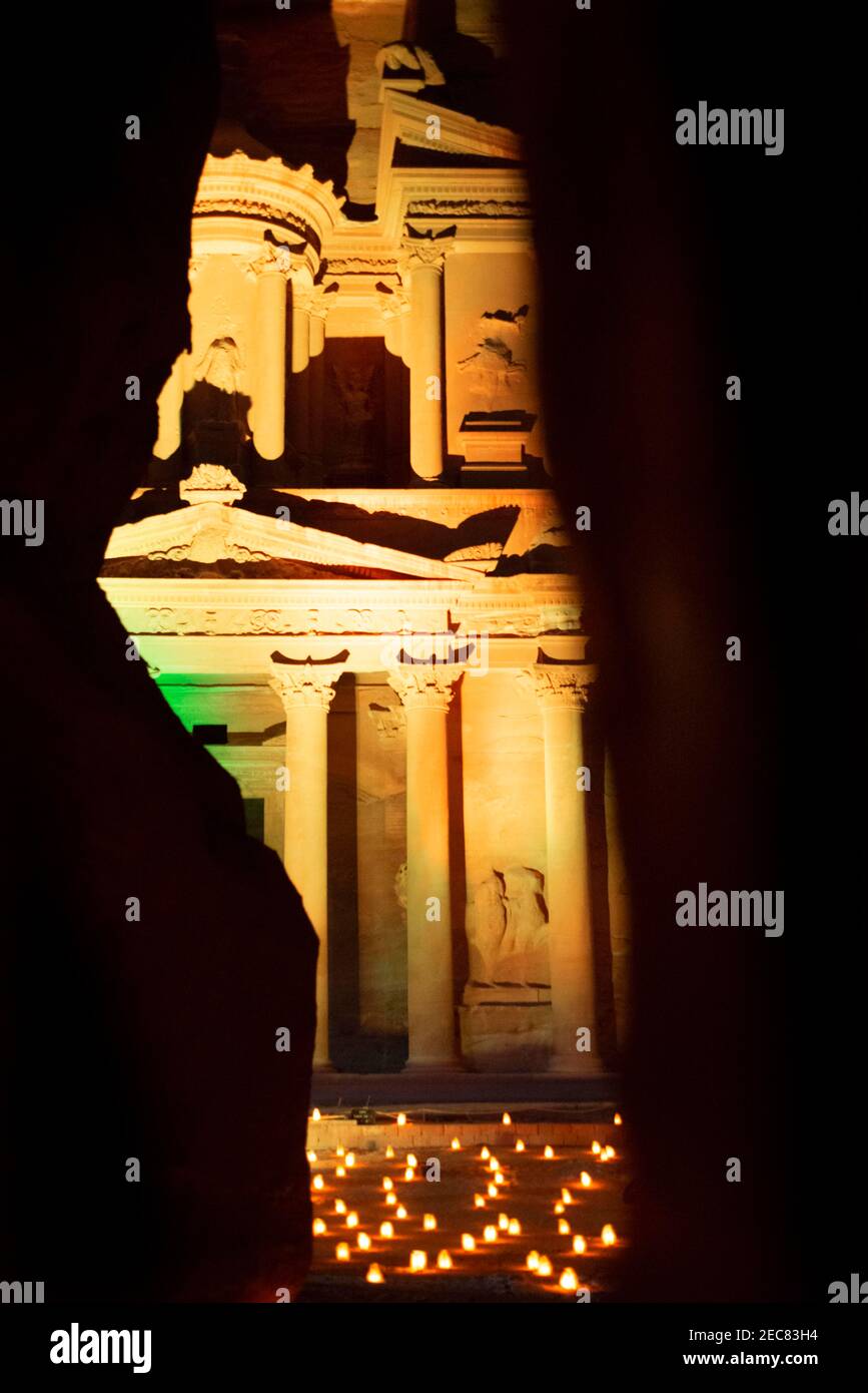 Il Tesoro, al Khazneh, di notte illuminato da candele, Petra, Giordania. Petra è una città storica e archeologica nel governatorat giordano meridionale Foto Stock