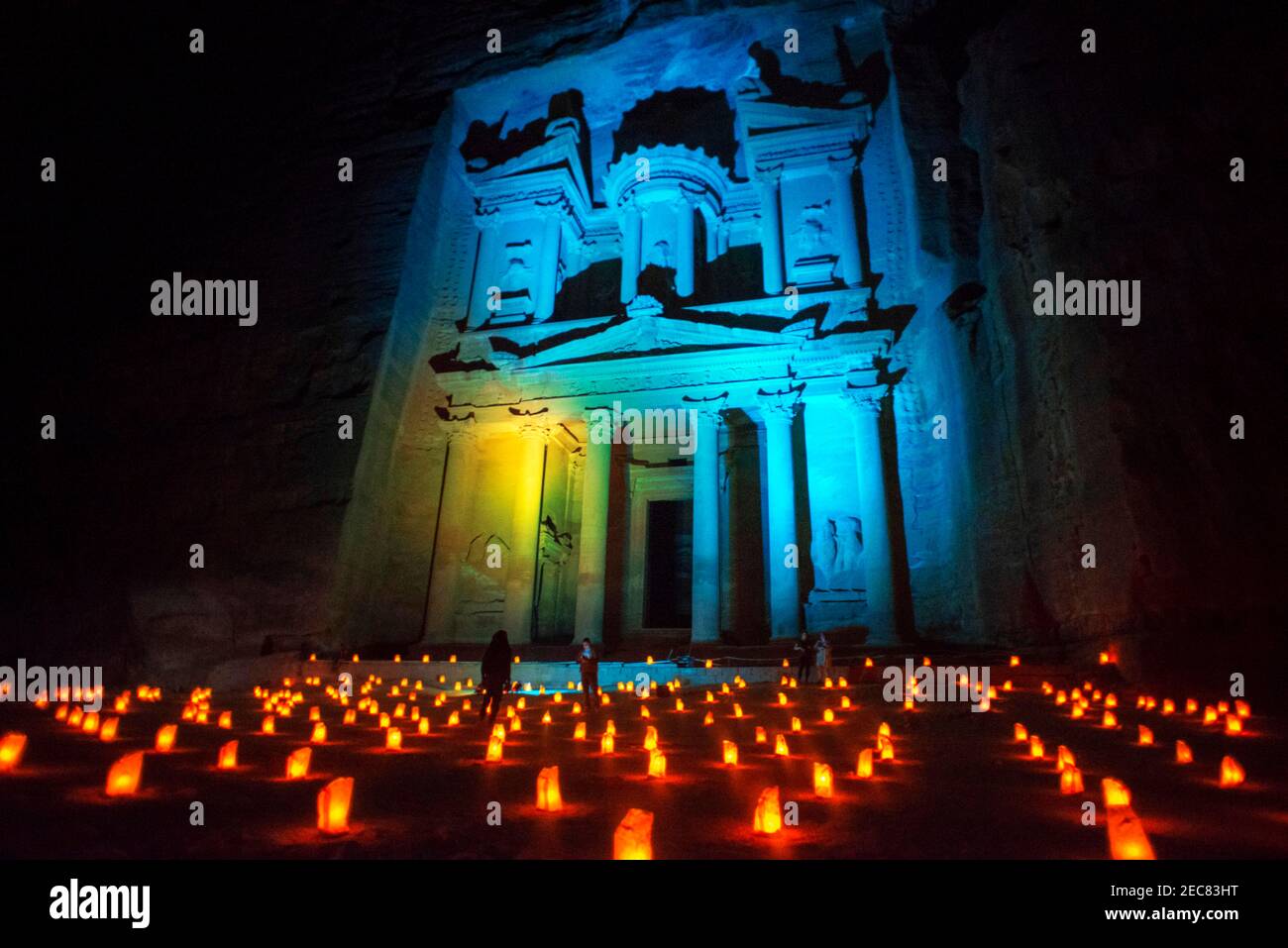 Il Tesoro, al Khazneh, di notte illuminato da candele, Petra, Giordania. Petra è una città storica e archeologica nel governatorat giordano meridionale Foto Stock