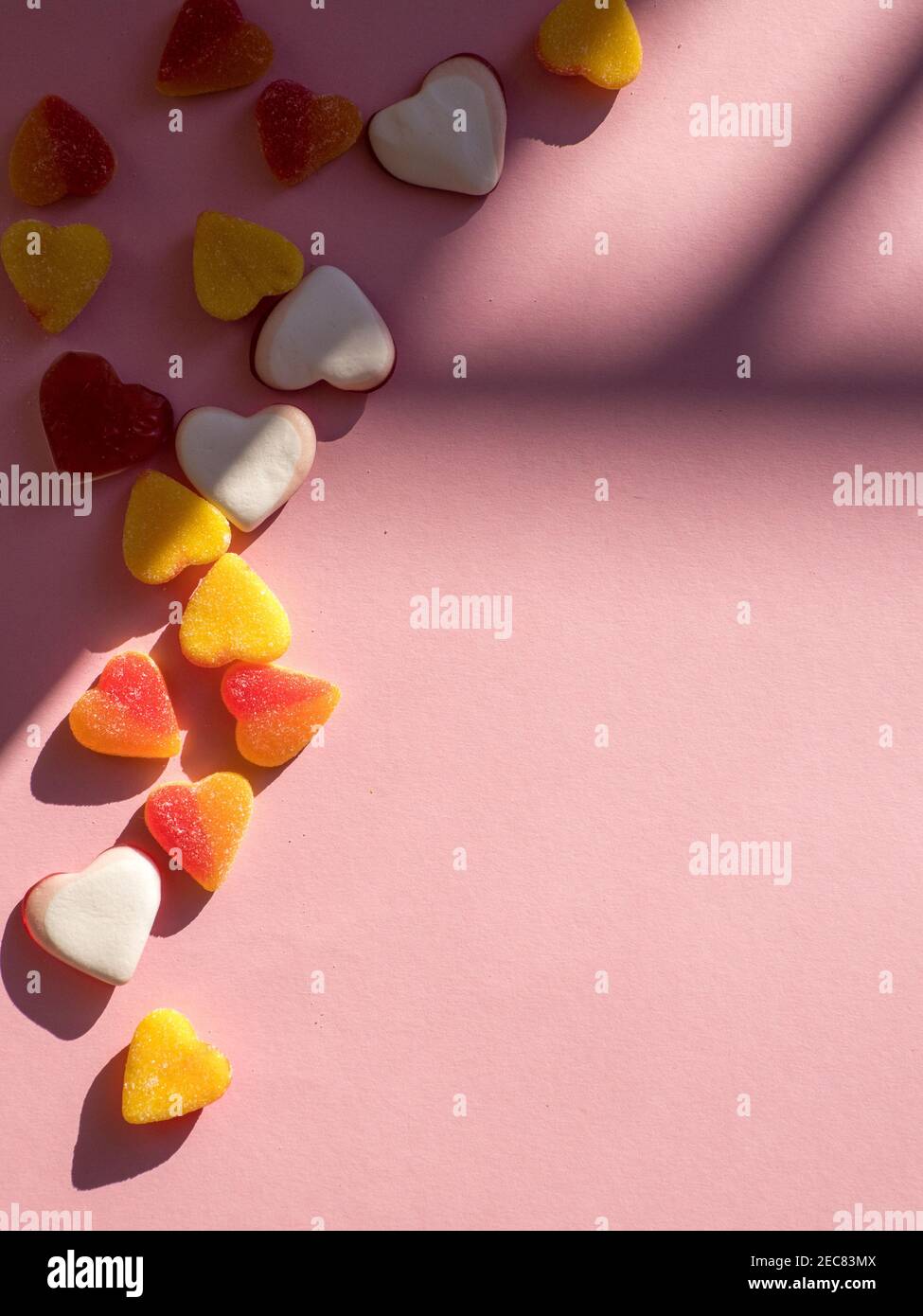 Romantico giorno di San Valentino concetto: Cuore a forma di caramella isolato su sfondo rosa con spazio per il testo Foto Stock