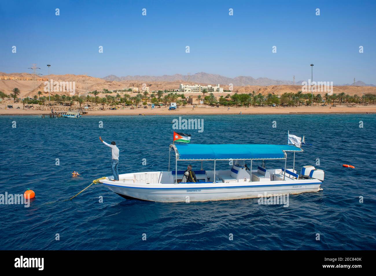 I turisti a bordo di una barca da immersione, si rinfrescano nelle acque del Golfo di Aqaba in Giordania. Aqaba offre eccellenti barriere coralline per immersioni e snorkeling. Foto Stock