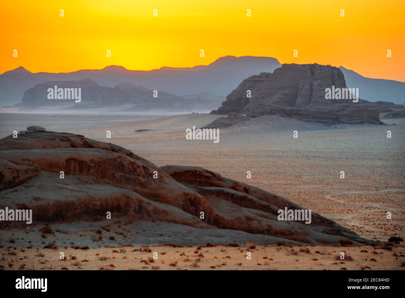 Paesaggio sulle sabbie rosse del deserto di Wadi Rum nel tempo del tramonto, Giordania Foto Stock