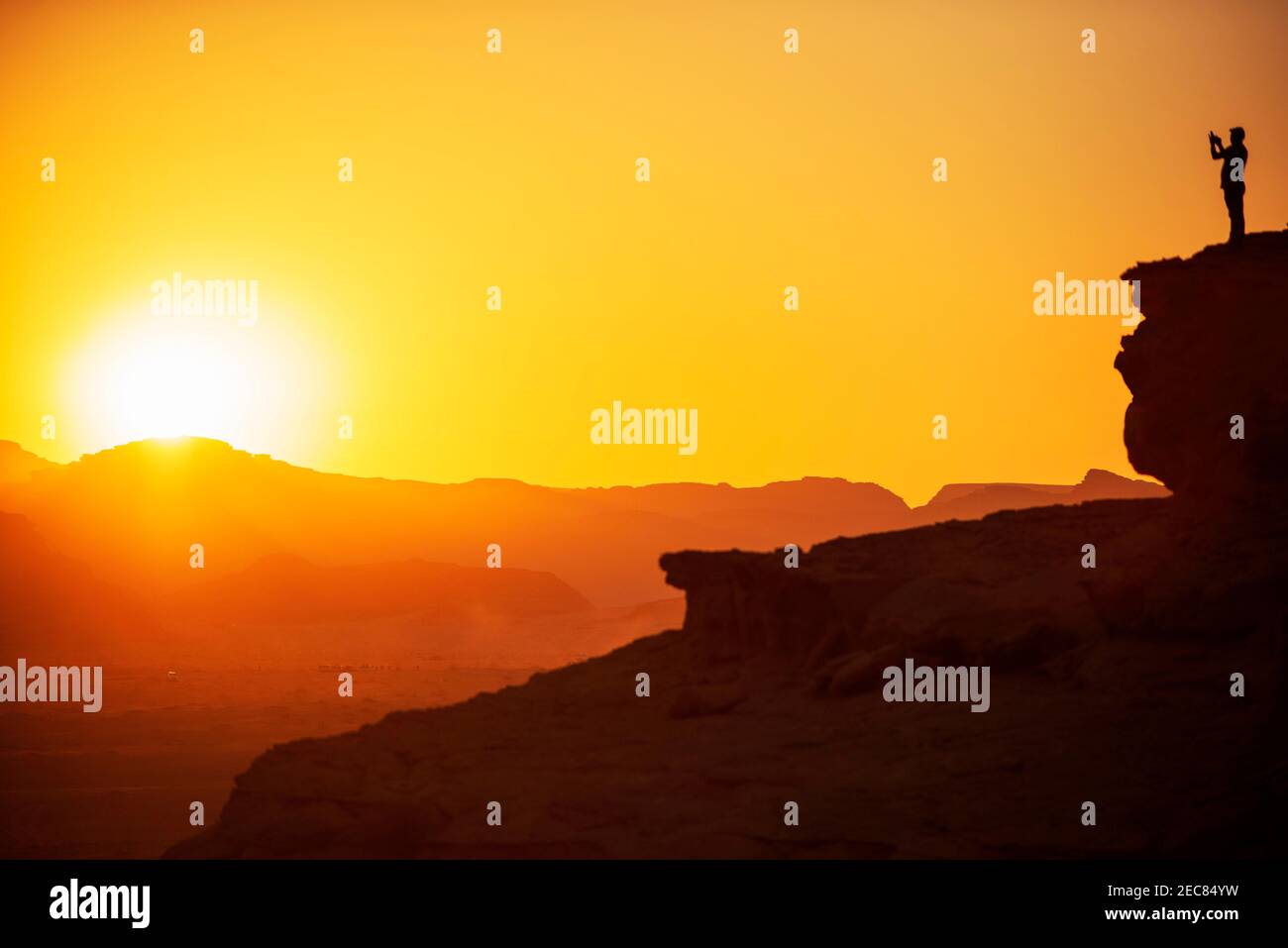 Il turista ha preso le foto sulle sabbie rosse del deserto di Wadi Rum nel tempo del tramonto, Giordania Foto Stock