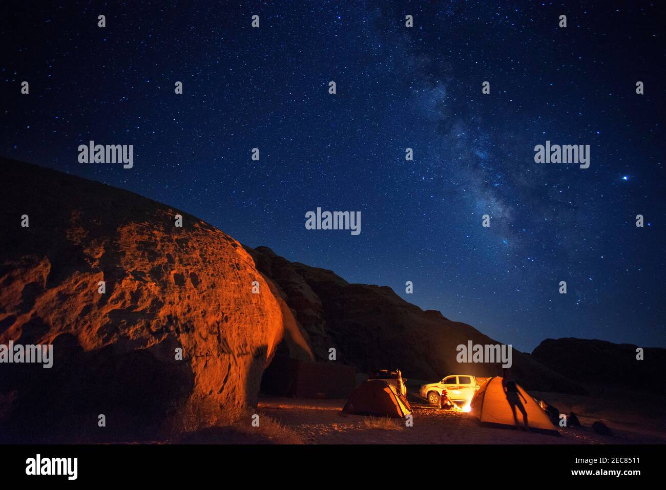 L'aurora boreale e le tende beduine tradizionali si accamanono nel deserto, Wadi Rum, Giordania. Foto Stock