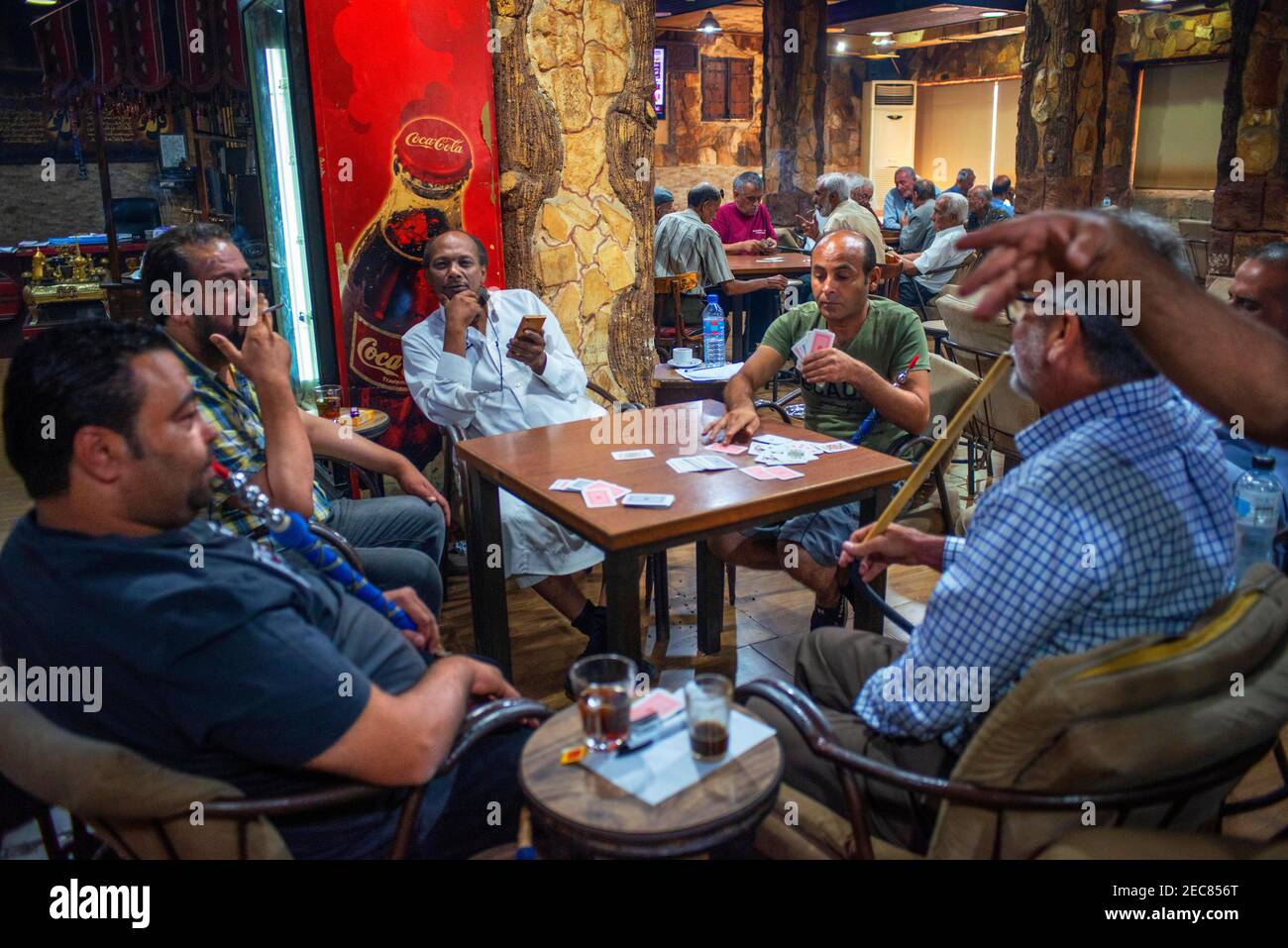 Cafe Arab League solo per gli uomini. Arabi giordani in caffè fumando Nargileh Pipes Amman Jordan. Foto Stock
