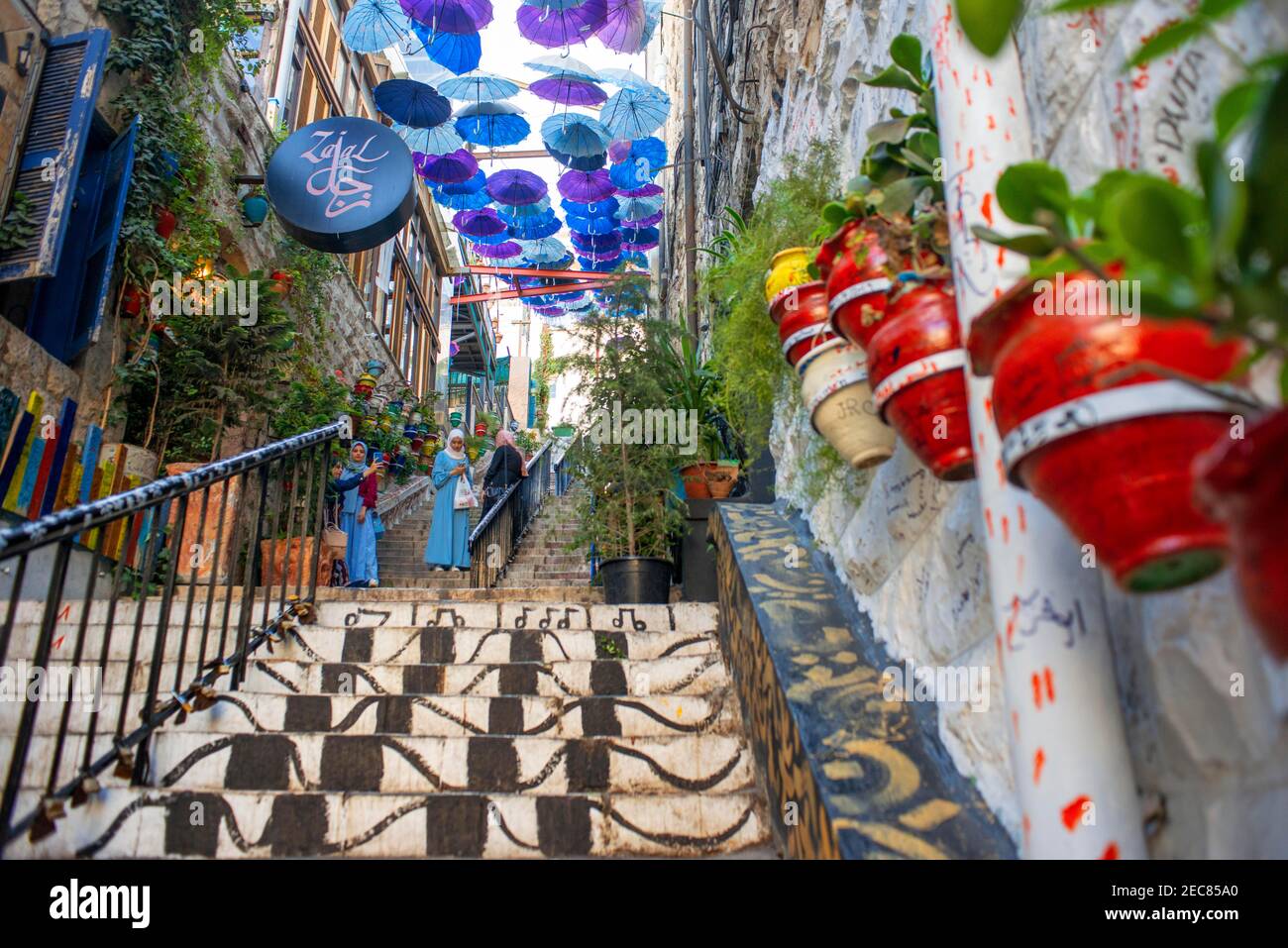 Ombrello strada. Ristorante Zajal al Balad Steps, fuori Prince Muhammad Street, al Rjoum, Amman, Giordania, Medio Oriente. Foto Stock