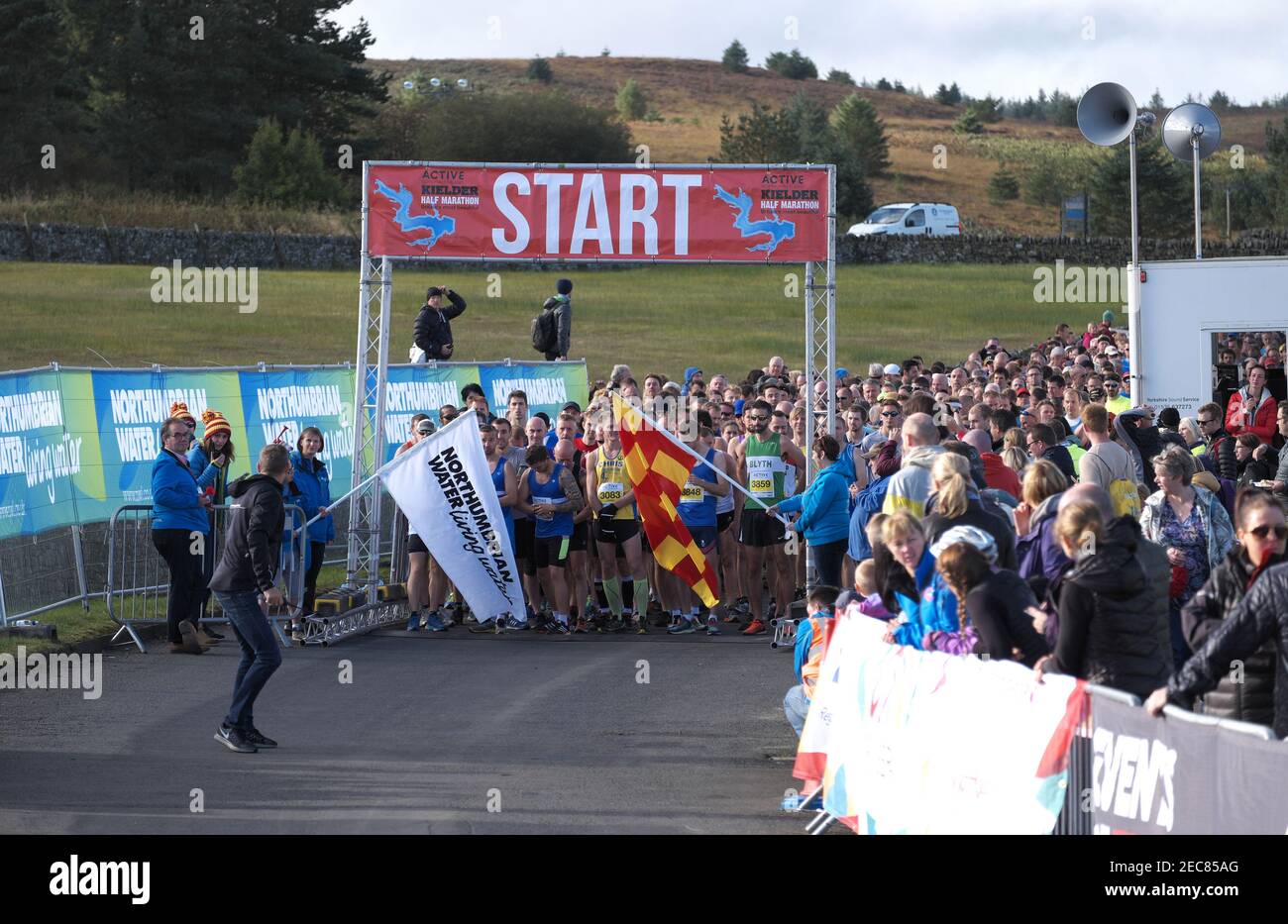 I runner fanno parte della Kielder Half Marathon, Kielder Water, Northumberland, Inghilterra, Regno Unito Foto Stock