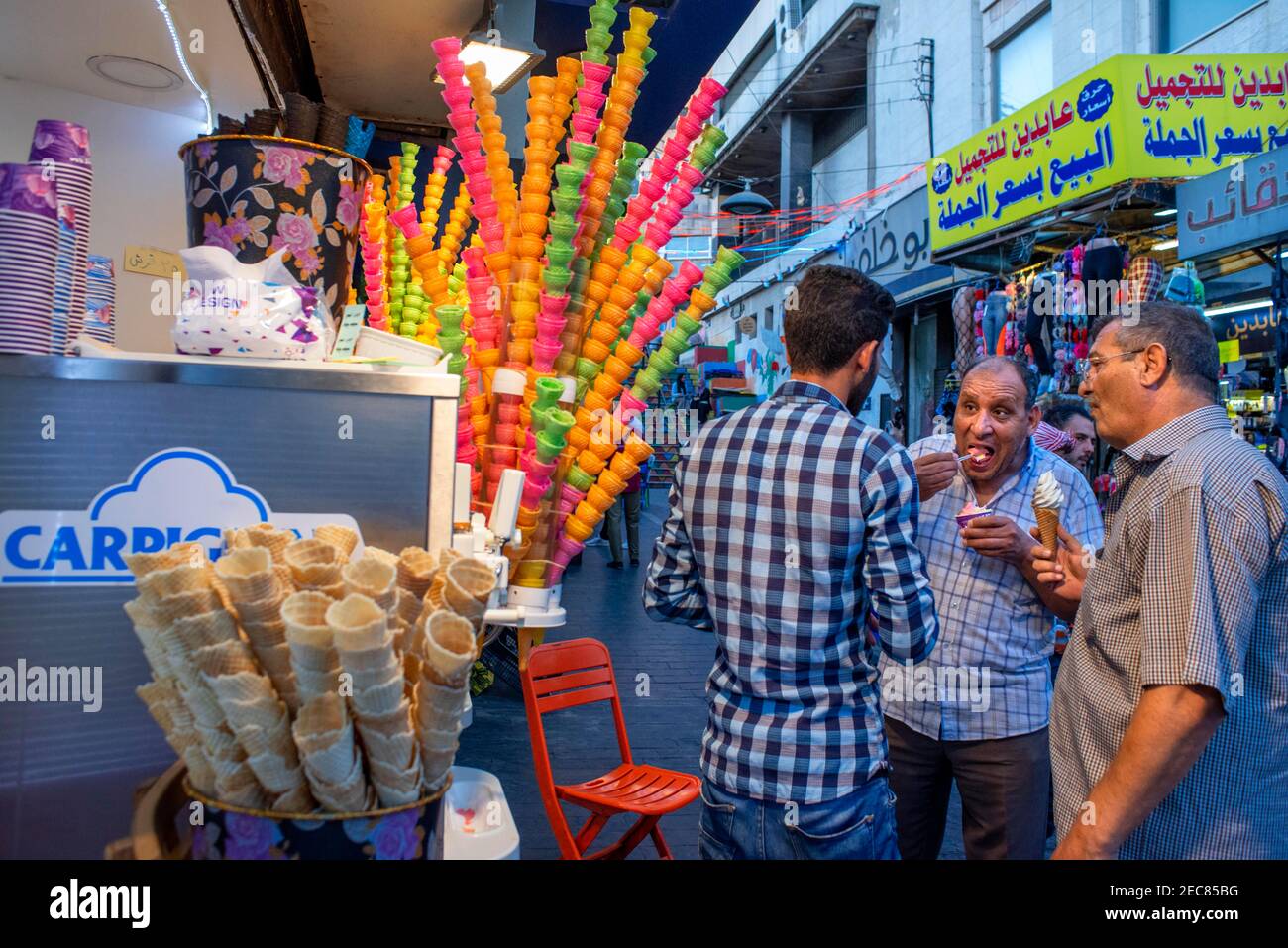 Negozio di coni gelato multicolore, un tradizionale cibo di strada visto per la vendita vicino al Teatro Romano, nella città vecchia di Amman, Giordania. Foto Stock