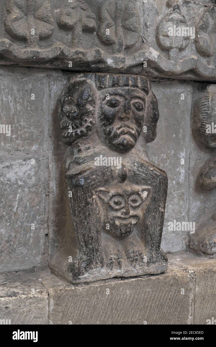 Scultura medievale di 'fasi dell'uomo' (?) , Leschman Chantry Chapel, Hexham Abbey, Hexham, Northumberland, Inghilterra, Regno Unito Foto Stock