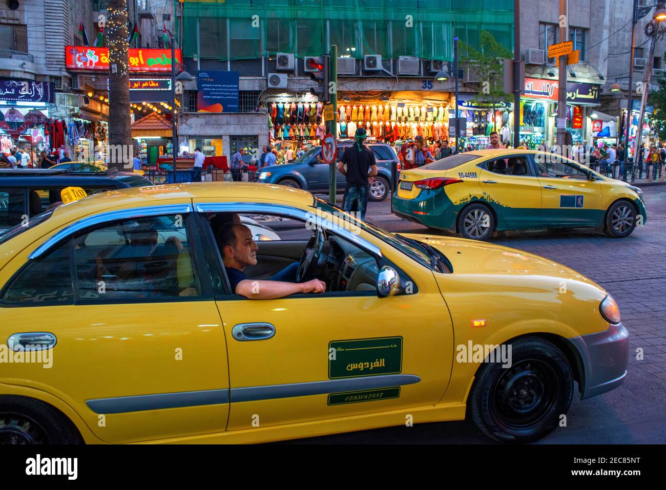 Taxi nel traffico serale di punta, Quraysh Street, al Rjoum, Amman,  Giordania, Medio Oriente Foto stock - Alamy