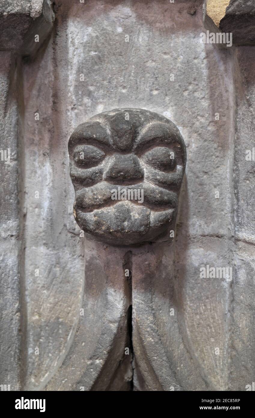 Decorazione della testa scolpita in pietra, Hexham Abbey, Hexham, Northumberland, Inghilterra, Regno Unito. Foto Stock