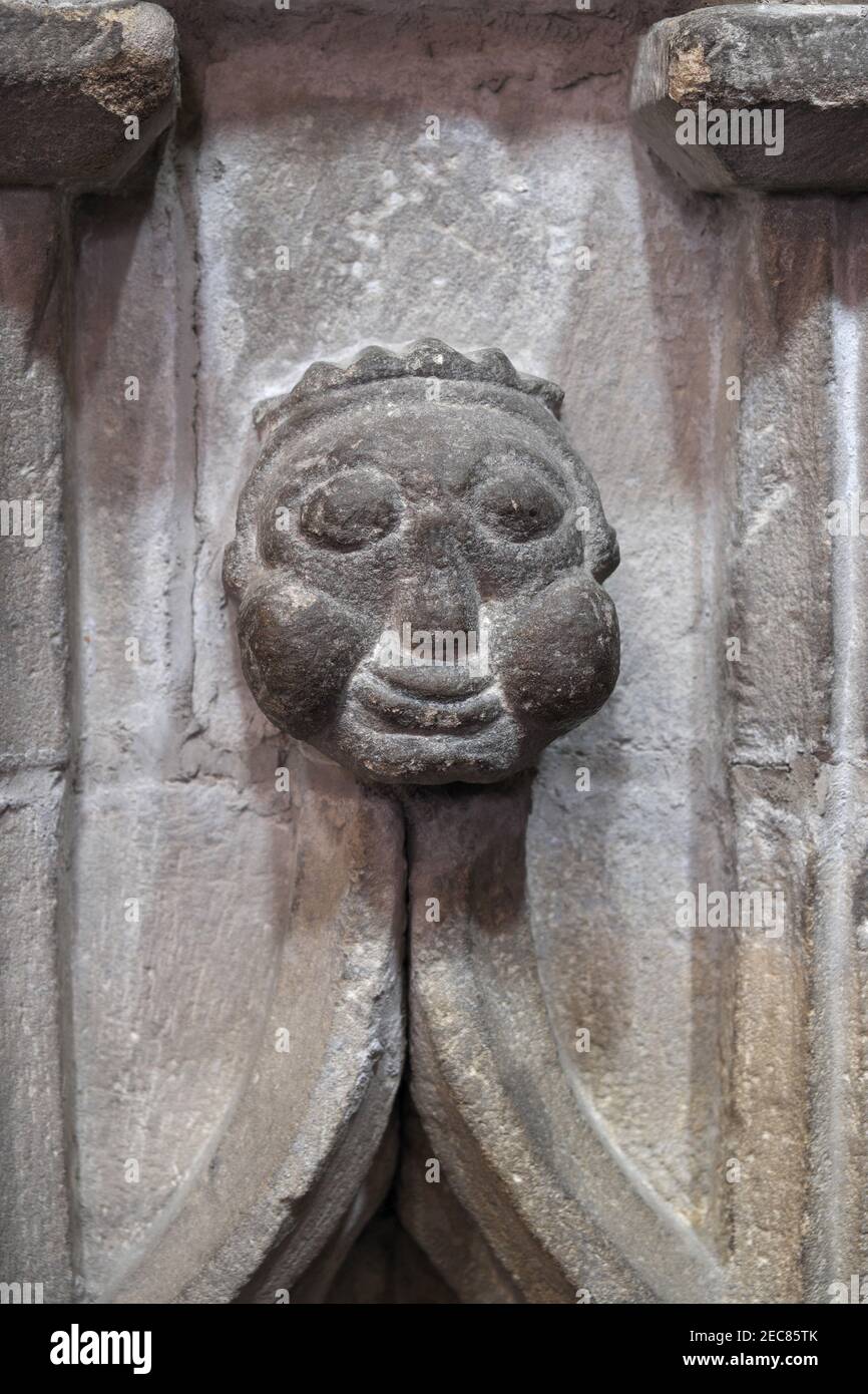 Decorazione della testa scolpita in pietra, Hexham Abbey, Hexham, Northumberland, Inghilterra, Regno Unito. Foto Stock
