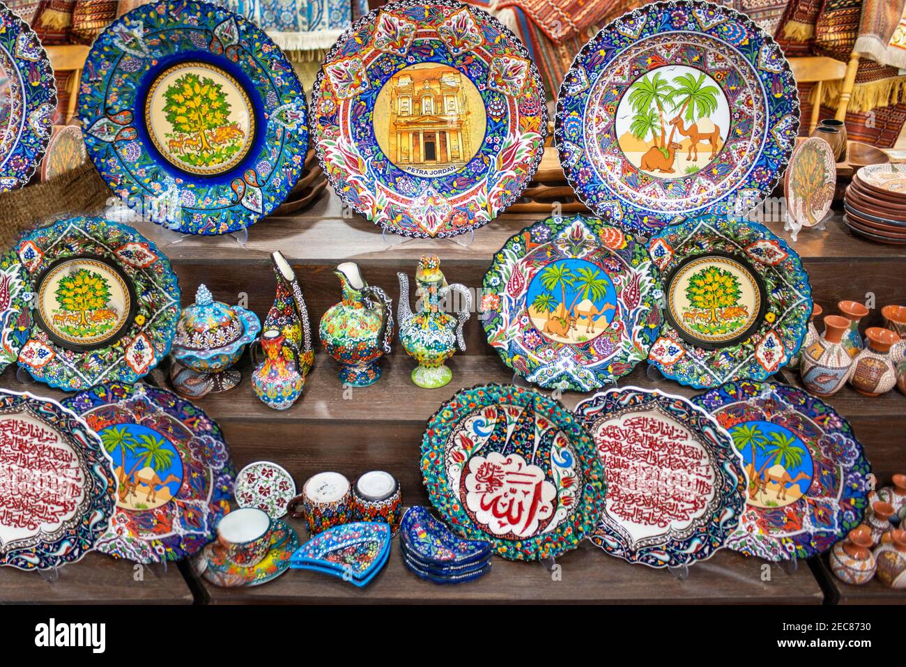 Piatti in ceramica come souvenir ad Amman, Giordania. Bazaar con souvenir vicino alla moschea di Re Abdullah i ad Amman, Giordania Foto Stock