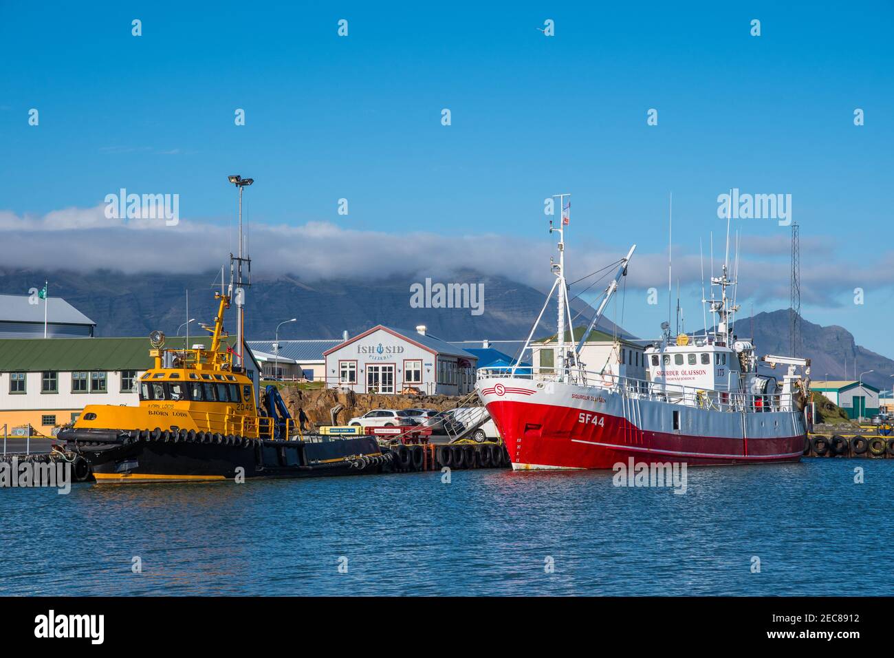 Hornafjordur Islanda - Agosto 10. 2018: Nave pilota Bjorn Lods e barca da pesca Sigurdur Olafsson Foto Stock