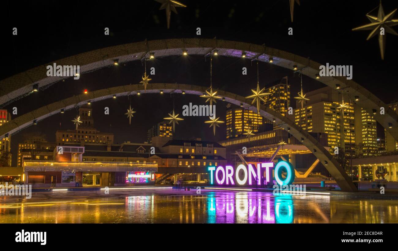 Toronto segno in Piazza Nathan Phillips illuminato in viola, bianco, e blu, Canada Foto Stock