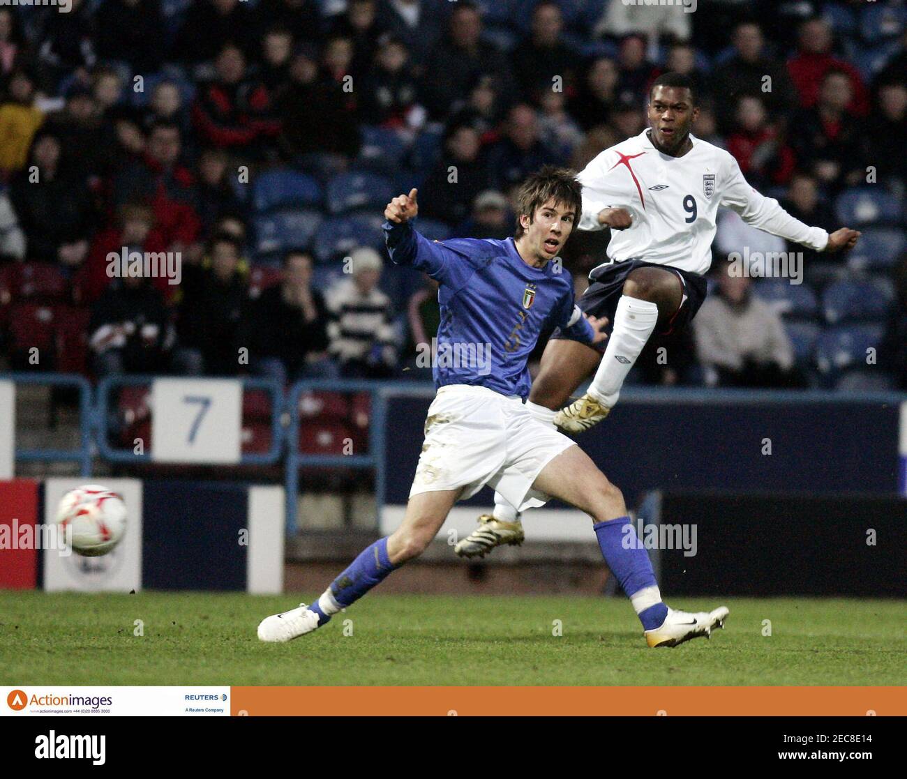 Calcio - Inghilterra U17 v Italia U17 UEFA Campionato europeo Under 17 -  Elite Qualifying Round Gruppo sette - il Galpharm Stadium, Huddersfield  Town FC - 28/3/06 Daniel Sturridge inglese e Matteo