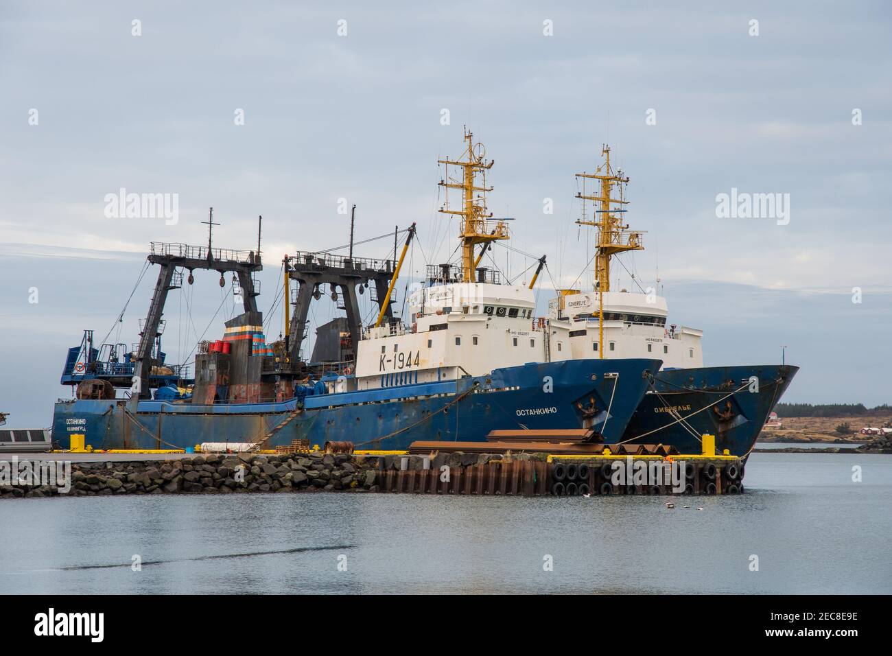 Hafnafjordur Islanda - Ottobre 28. 2018: Pescherecci da traino industriali russi nel porto Foto Stock