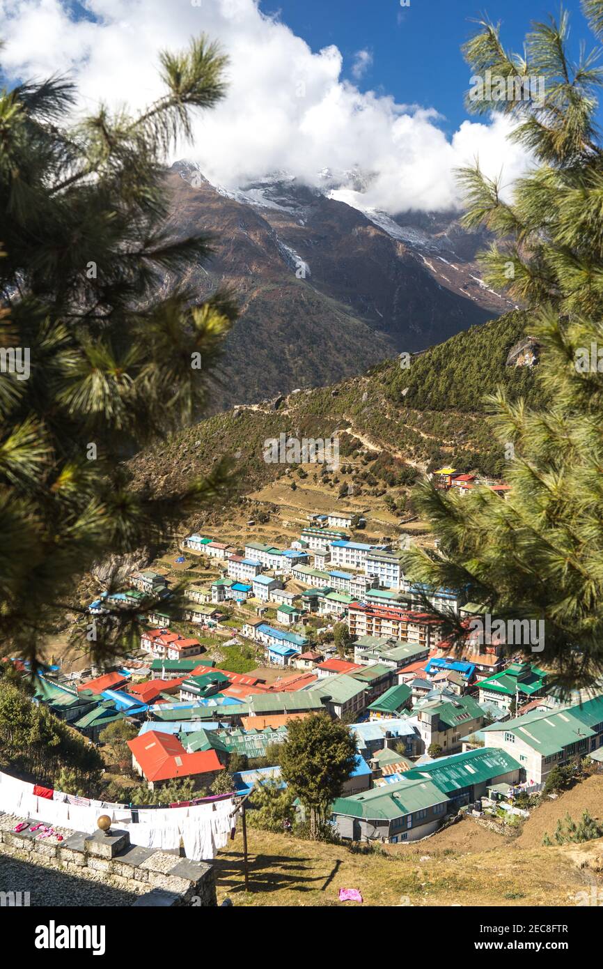 Villaggio in montagna, una vista di Namche Bazar in Nepal, Everest base Camp trekking, nel Himalaya, Sagarmatha Parco Nazionale Foto Stock