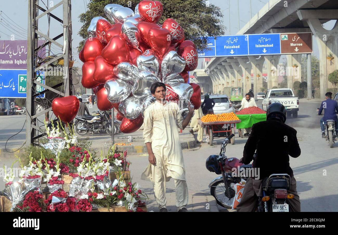 Palloncini a forma di cuore sono in vendita in occasione di San Valentino avanti, situato sulla strada Murree a Rawalpindi Sabato, 13 febbraio 2021. Foto Stock