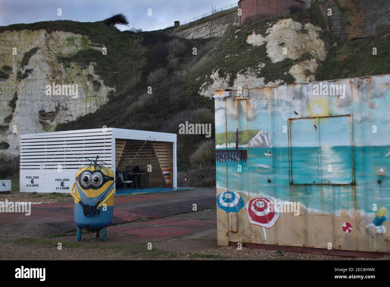 Arcade di divertimento inutilizzato, integrato in contenitori di archiviazione. Uno con un paesaggio marino dipinto. Newhaven, East Sussex 2020 2020s UK HOMER SYKES Foto Stock