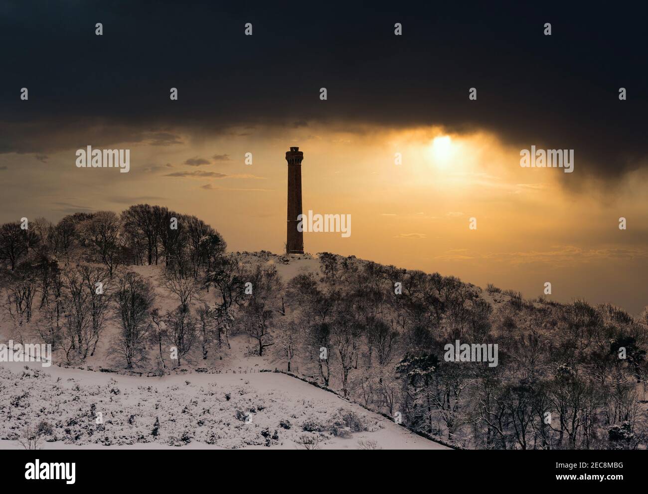 Monumento vittoriano Hopetoun sulla collina innevata in inverno con minaccioso cielo scuro al tramonto, East Lothian, Scozia, Regno Unito Foto Stock