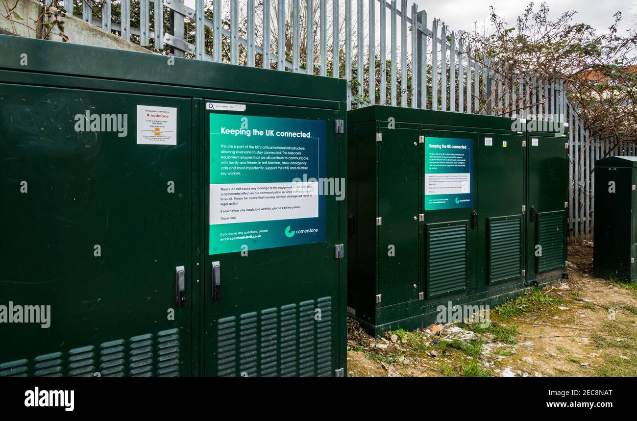 Cornerstone Telecommunications Infrastructure Limited - apparecchiature digitali con un poster su E 'dovuto a covid19 5G cospirazione teorie e danni recenti REGNO UNITO Foto Stock