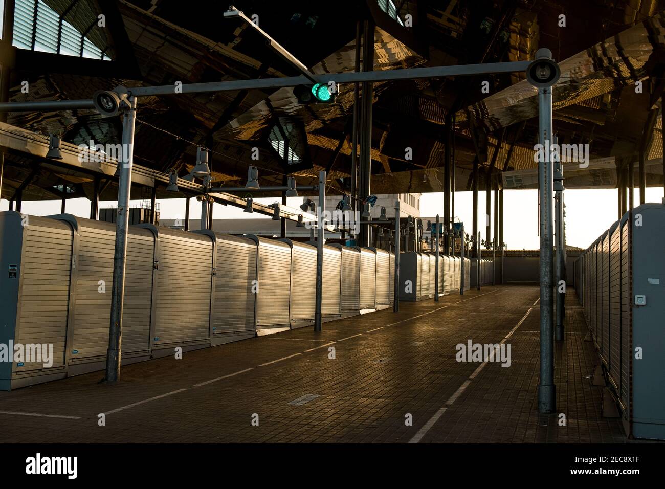 Vista degli stand di mercato chiuso a Barcellona noto come Encants vuoto. Covid-19 blocco e crisi economica forzata chiusura del mercato Foto Stock