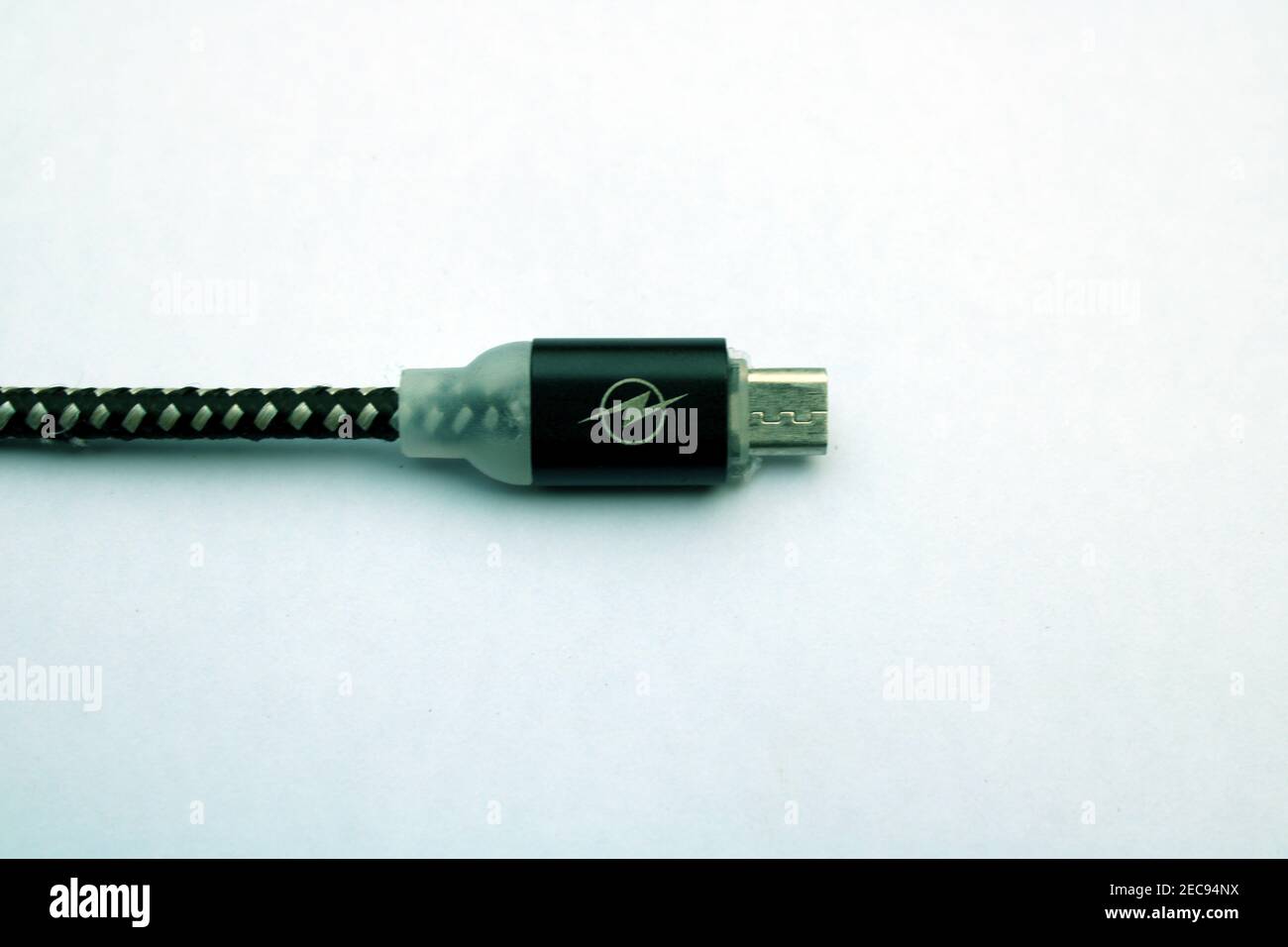 Cavo dati USB sullo sfondo bianco per l'acquisizione di foto da Bangladesh Foto Stock