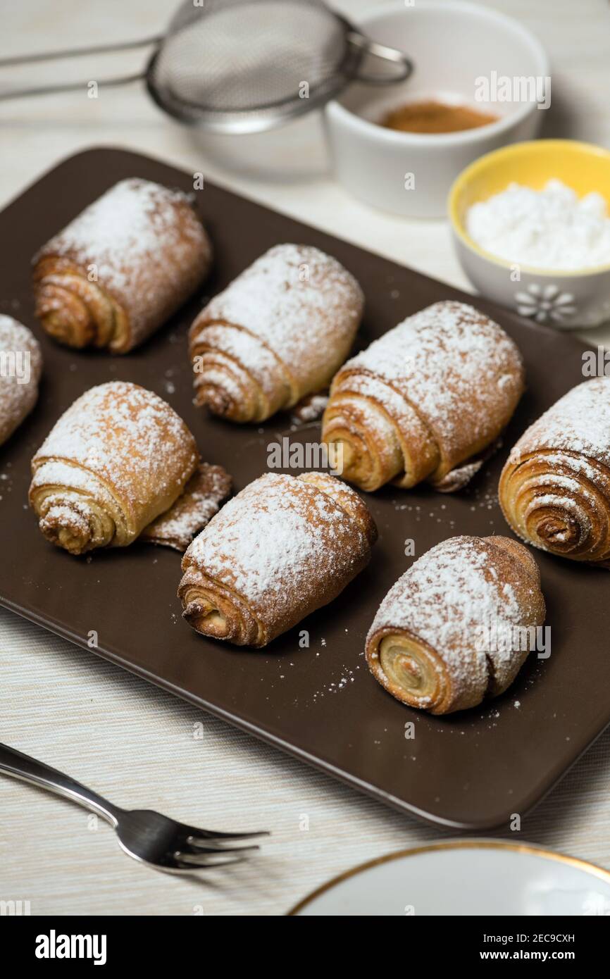 Deliziosi biscotti a spirale con zucchero su un vassoio Foto Stock