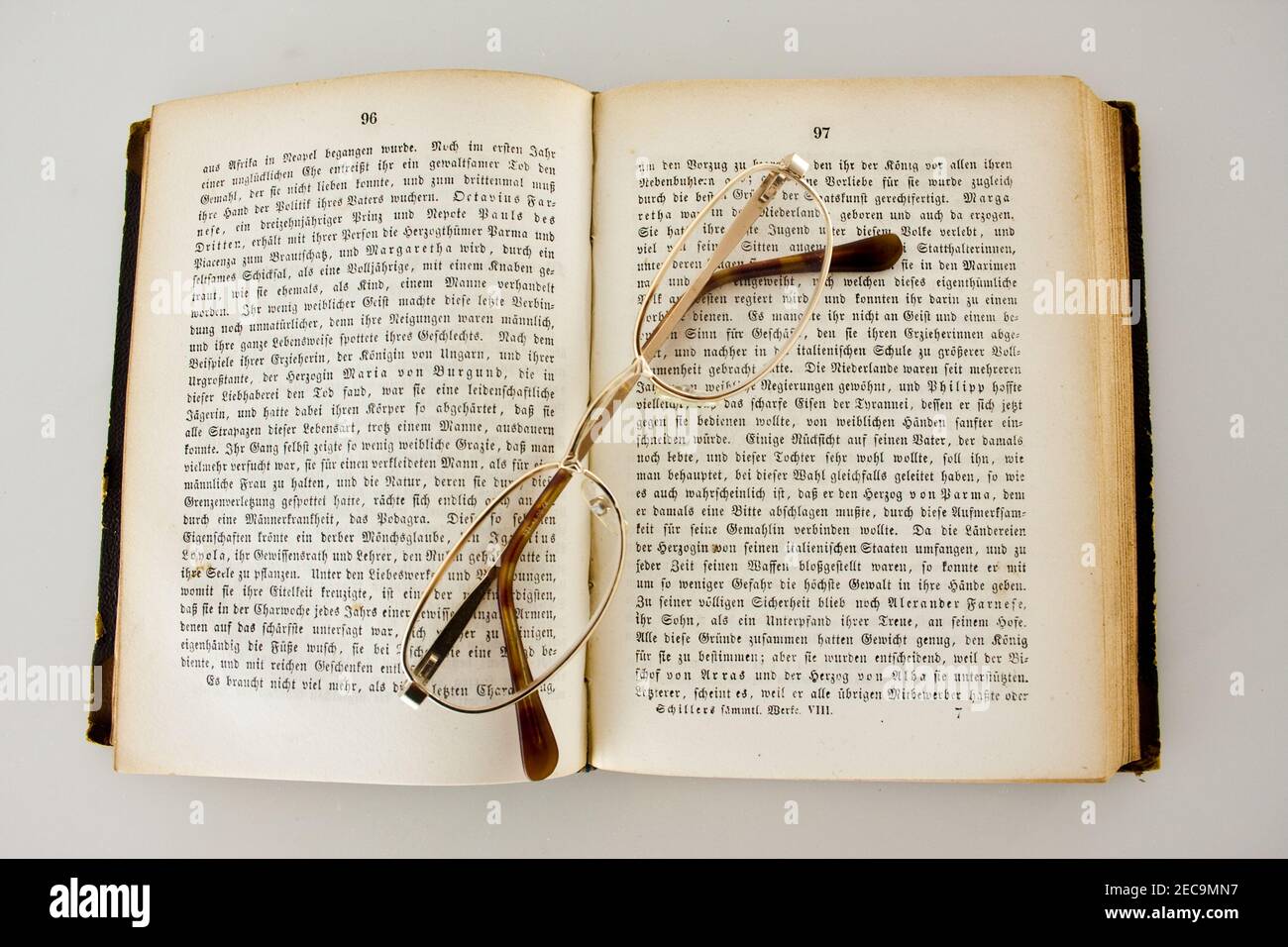 Occhiali da lettura su una vecchia edizione di Schiller`s opere Foto Stock