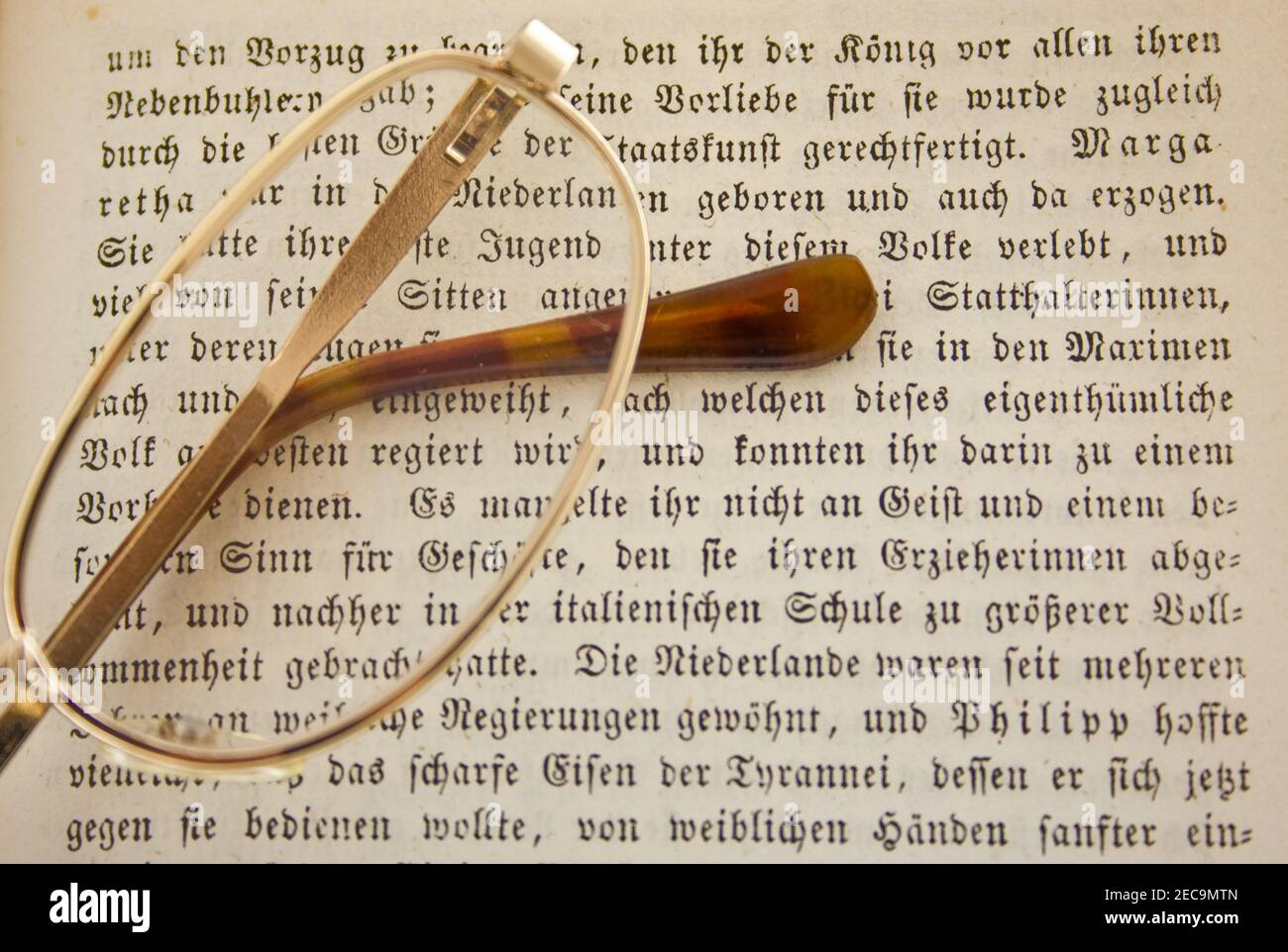 Occhiali da lettura su una vecchia edizione di Schiller`s opere Foto Stock