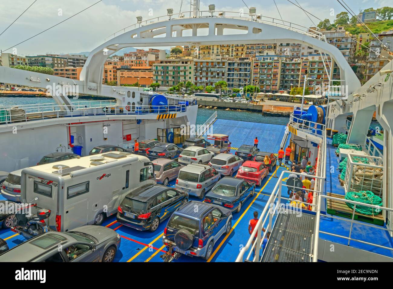 Traghetto che arriva a Messina, Sicilia dall'Italia continentale. Foto Stock