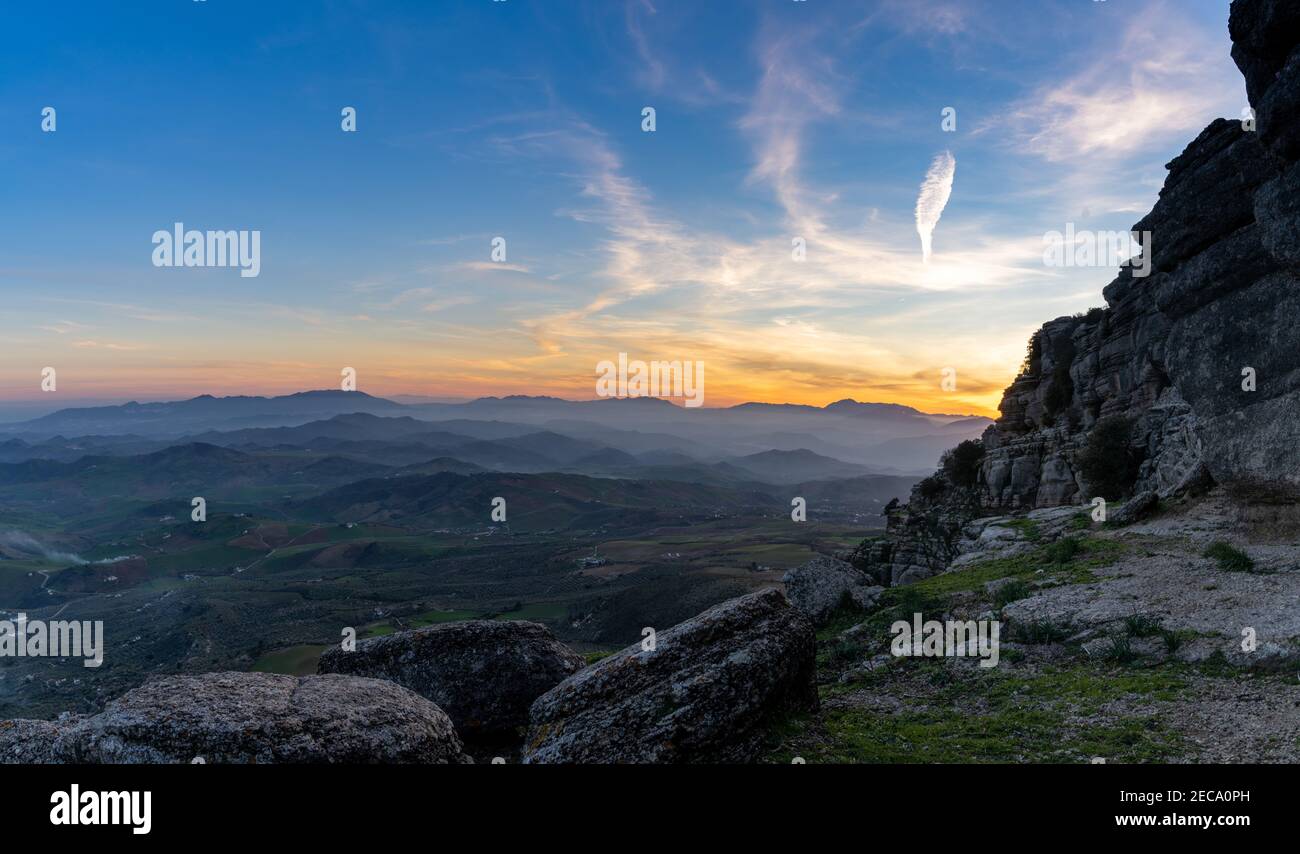 Una vista panoramica delle formazioni rocciose di el Torcal e. Il Parco Naturale Montes de Malaga in Andalusia al tramonto Foto Stock