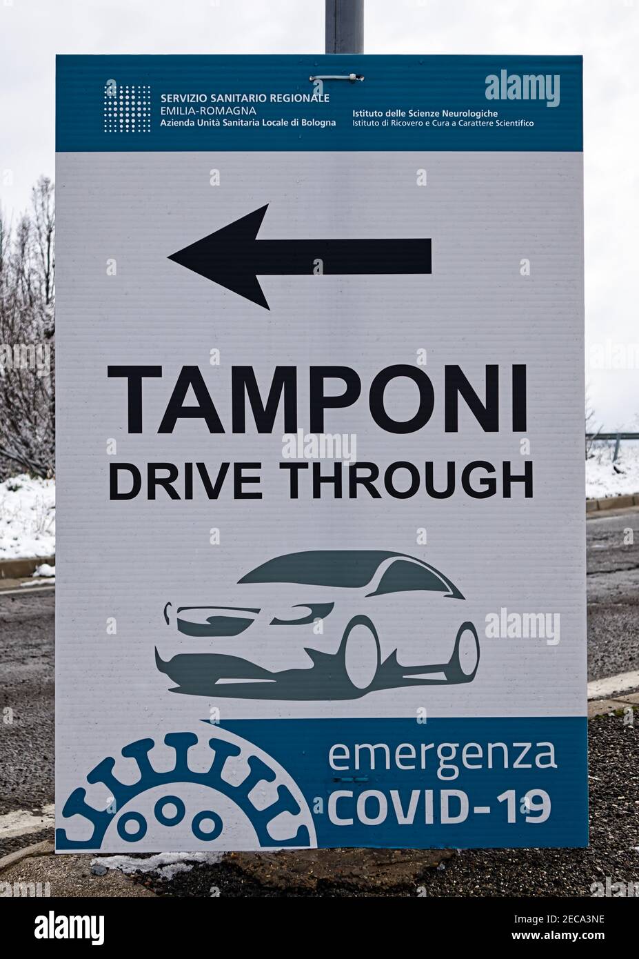 Cartello stradale: Test Molecular Swab, drive through. Covid-19 emergenza. Servizio sanitario Nazionale, Regione Emilia-Romagna. Foto Stock