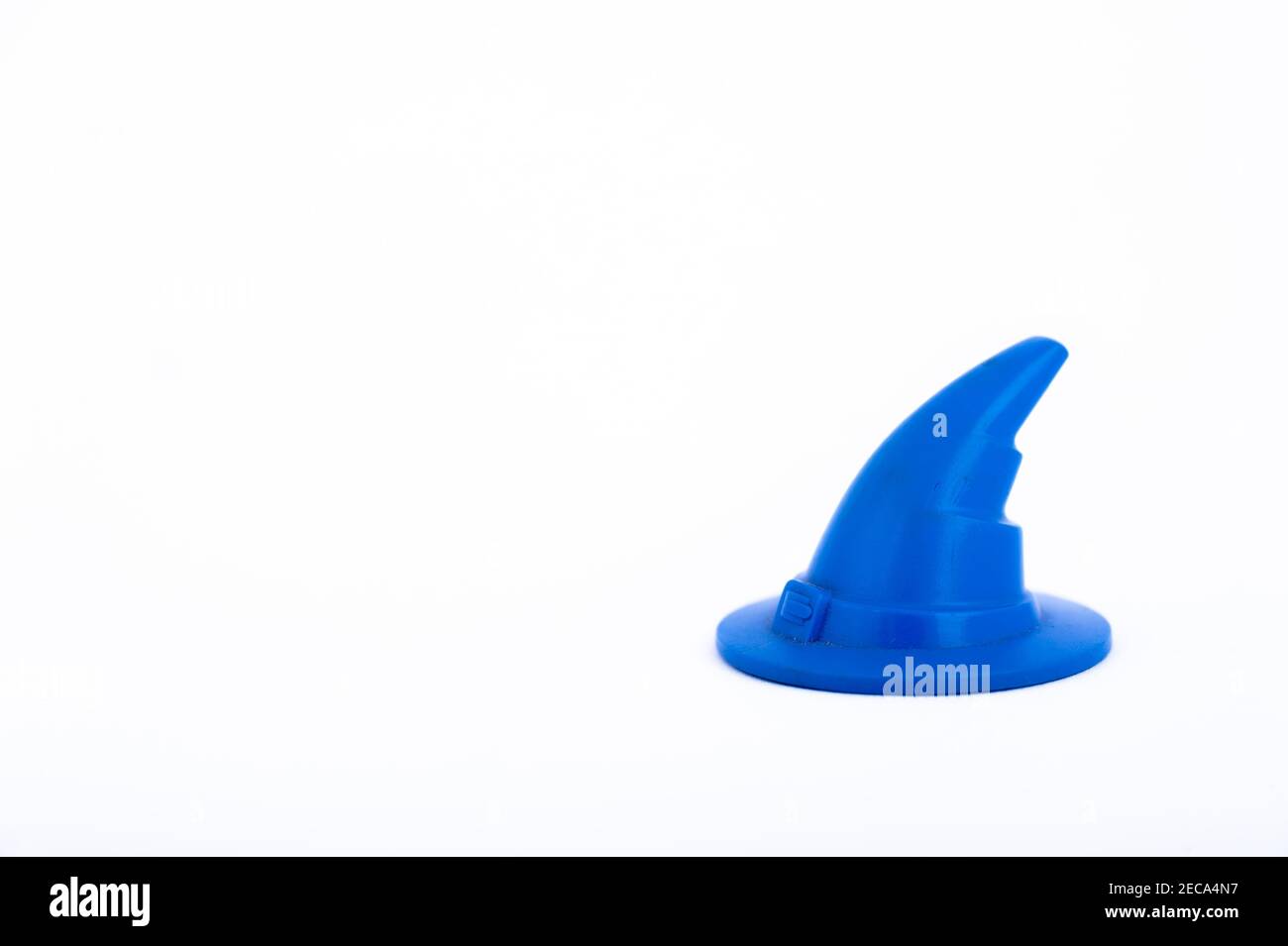 Scatto isolato di una miniatura di plastica di un wizard blu cappello con uno spazio vuoto per un testo Foto Stock