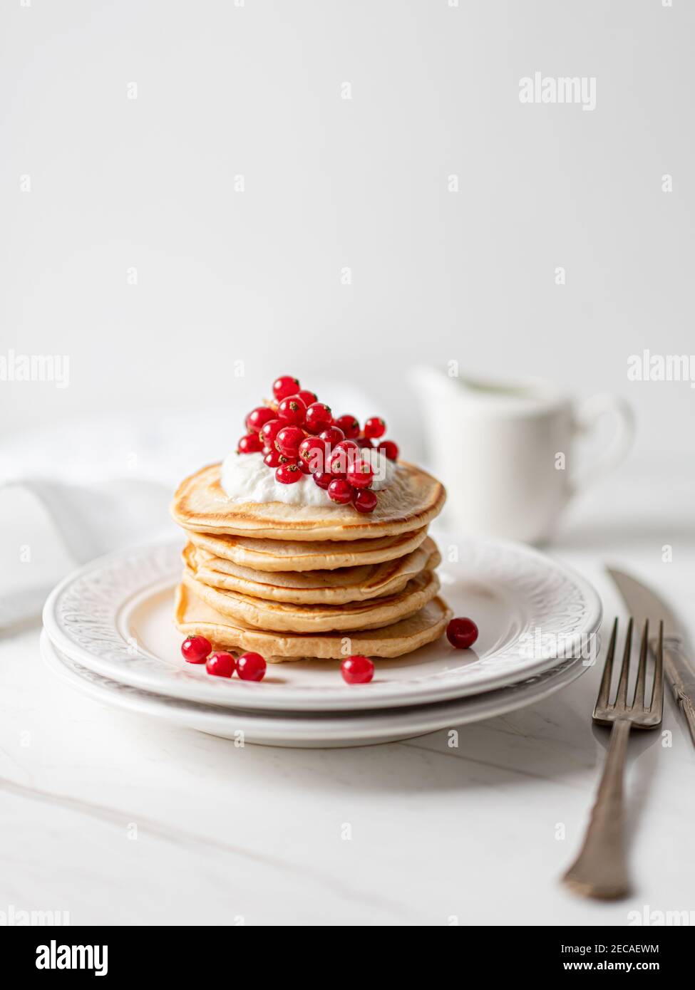 Frittelle di arachidi americane con mirtilli rossi, sciroppo d'acero e yogurt, Morning Flat Lay Foto Stock