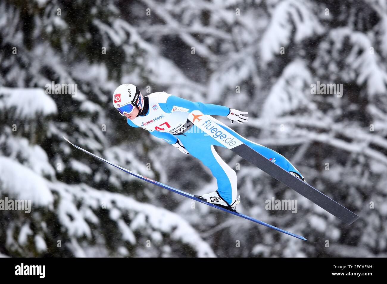 Zakopane, Polonia. 13 Feb 2021. Marius Lindvik salta con gli sci sul Great Krokiew Ski Jumping Facility durante la gara di Coppa del mondo di salto con gli sci a Zakopane. Credit: SOPA Images Limited/Alamy Live News Foto Stock