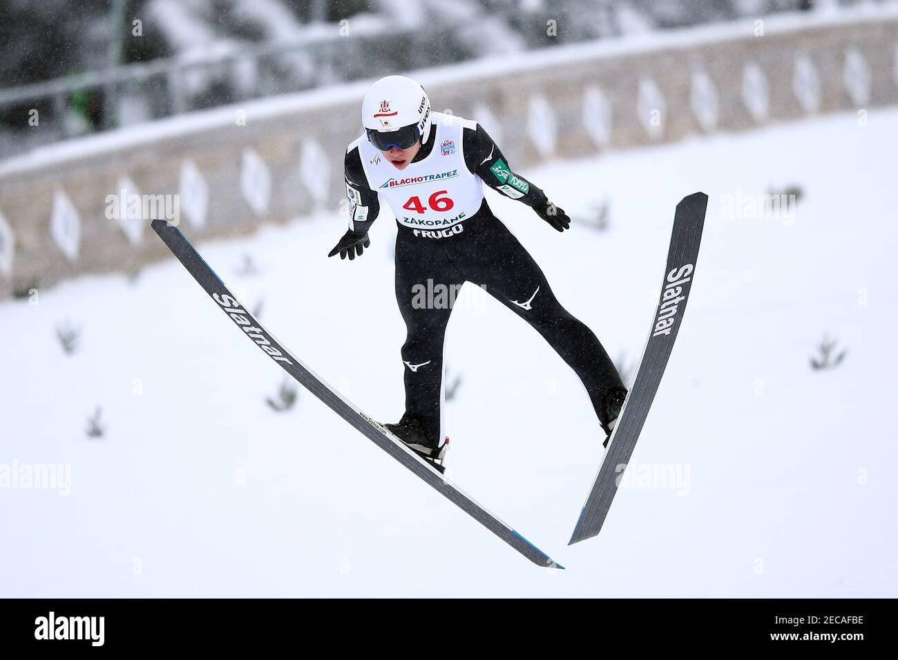 Zakopane, Polonia. 13 Feb 2021. Yukiya Sato salta con gli sci sul Great Krokiew Ski Jumping Facility durante la gara di Coppa del mondo di salto con gli sci a Zakopane. Credit: SOPA Images Limited/Alamy Live News Foto Stock
