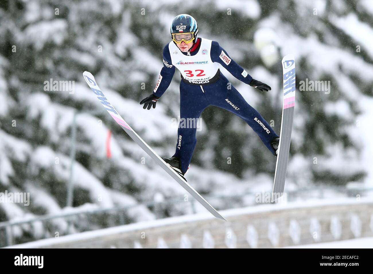 Zakopane, Polonia. 13 Feb 2021. Jakub Wolny salta con gli sci sul Great Krokiew Ski Jumping Facility durante la gara di Coppa del mondo di salto con gli sci a Zakopane. Credit: SOPA Images Limited/Alamy Live News Foto Stock