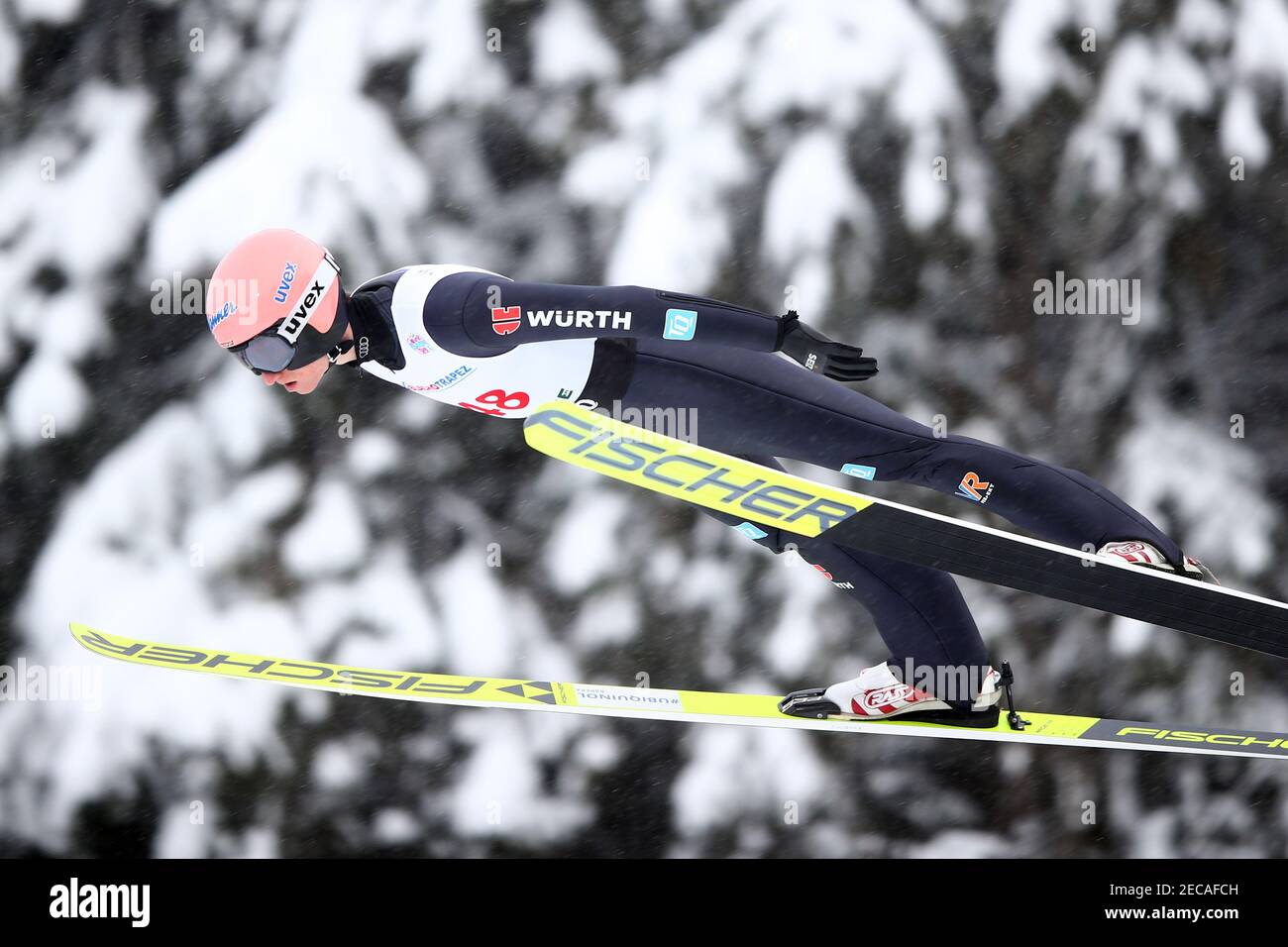 Zakopane, Polonia. 13 Feb 2021. Karl Geiger salta con gli sci sul Great Krokiew Ski Jumping Facility durante la gara di Coppa del mondo di salto con gli sci a Zakopane. Credit: SOPA Images Limited/Alamy Live News Foto Stock