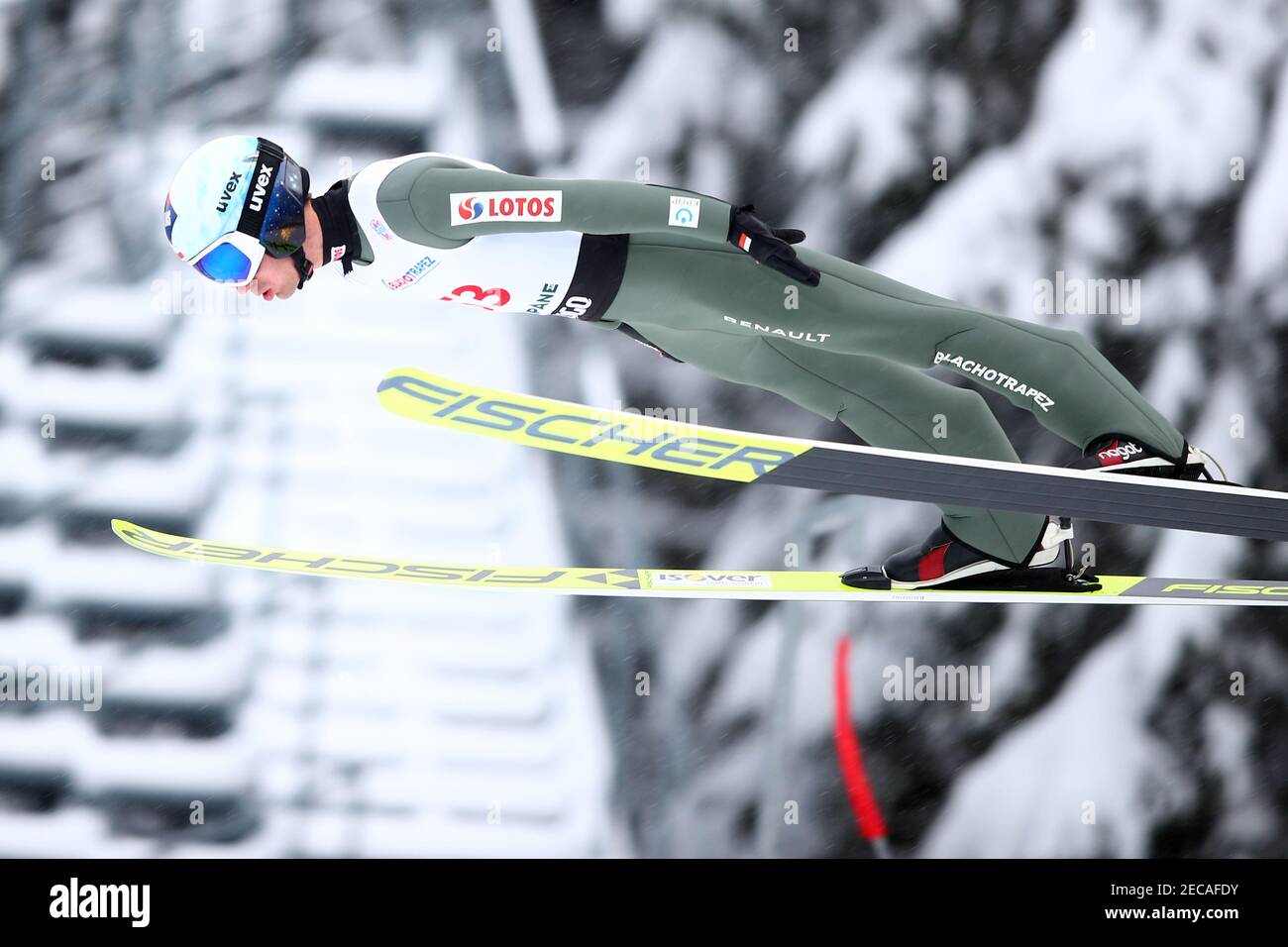 Zakopane, Polonia. 13 Feb 2021. Kamil Stoch salta con gli sci sul Great Krokiew Ski Jumping Facility durante la gara di Coppa del mondo di salto con gli sci a Zakopane. Credit: SOPA Images Limited/Alamy Live News Foto Stock