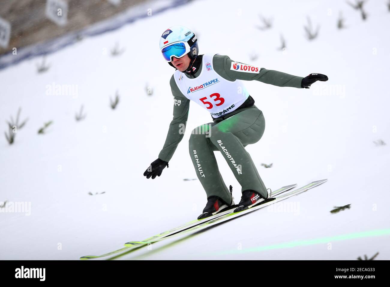 Zakopane, Polonia. 13 Feb 2021. Kamil Stoch salta con gli sci sul Great Krokiew Ski Jumping Facility durante la gara di Coppa del mondo di salto con gli sci a Zakopane. Credit: SOPA Images Limited/Alamy Live News Foto Stock