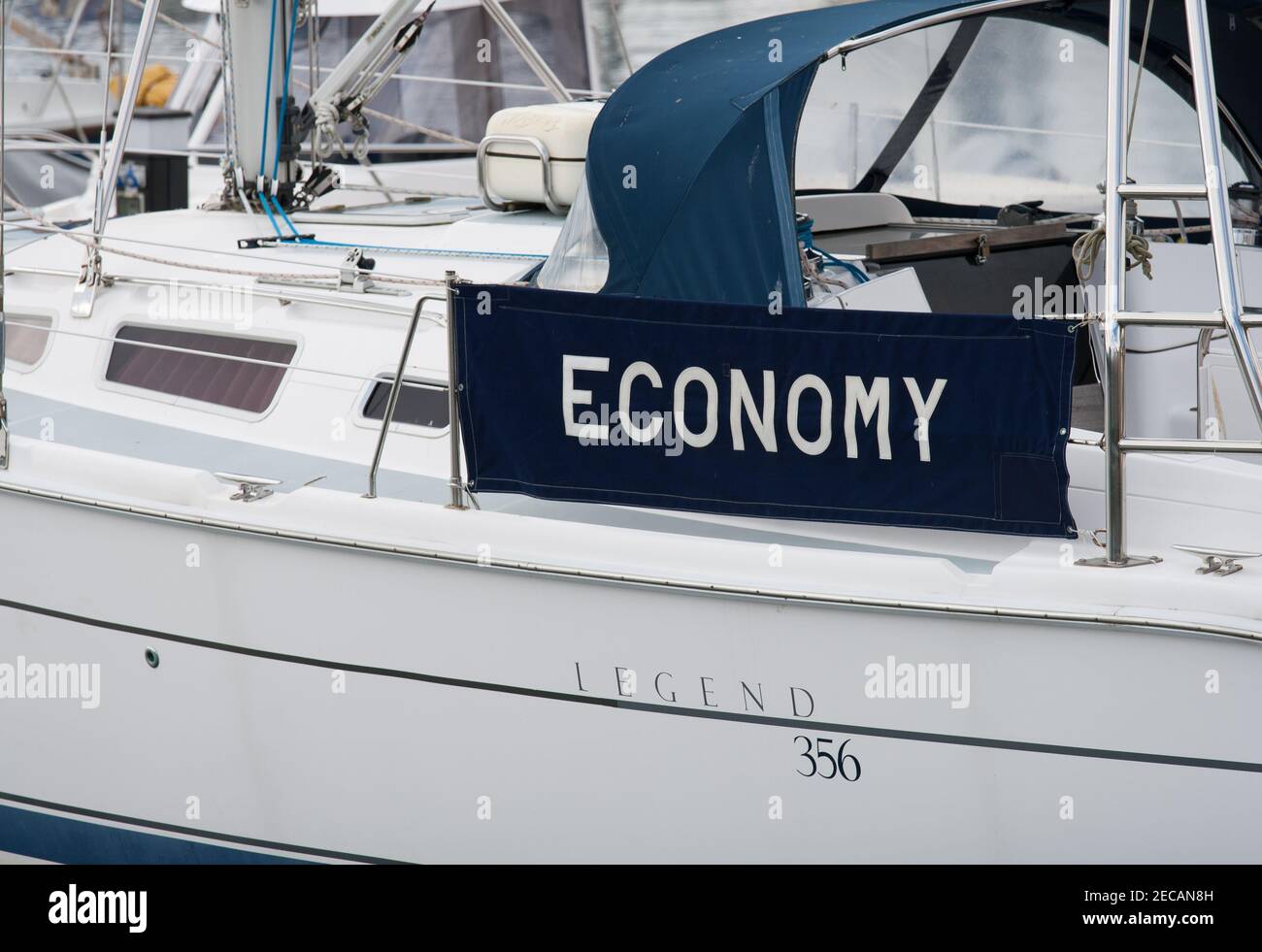 Nome di una barca a vela / yacht che riflette l'economia post Covid probabilmente essere tutti in mare o acque tempestose. Concetto. Foto Stock