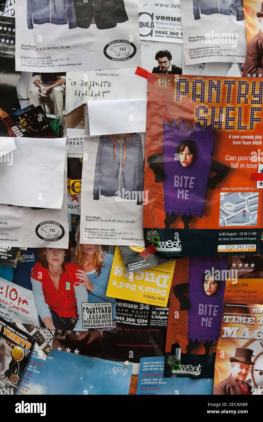 Vecchi poster e volantini per spettacoli al Festival di Edimburgo, Edimburgo, Scozia. Foto Stock