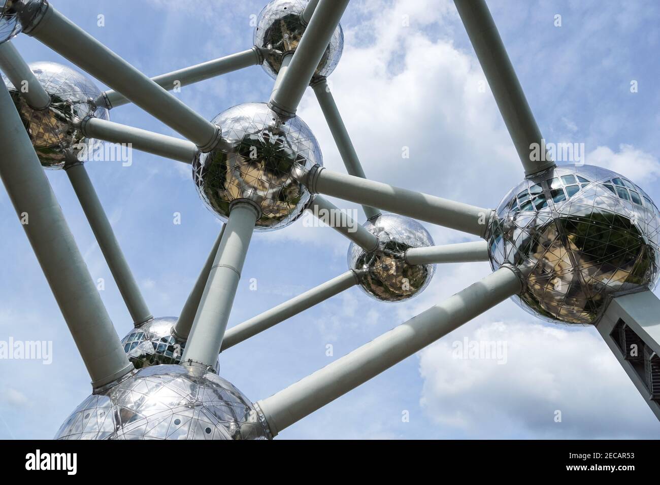 Struttura Atomium, scultura di atomi di acciaio che rappresenta un cristallo di ferro a Bruxelles, Belgio Foto Stock