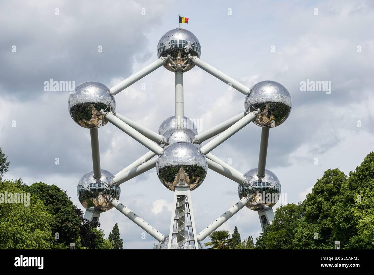 Struttura Atomium, scultura di atomi di acciaio che rappresenta un cristallo di ferro a Bruxelles, Belgio Foto Stock